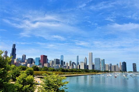 downtown skyline  lake michigan  chicago illinois encircle