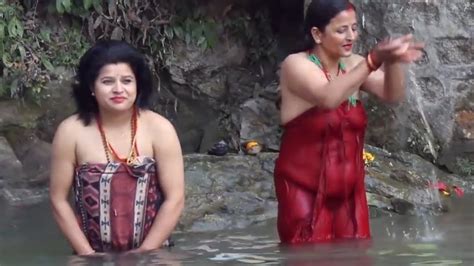 Holy Bath Of Hindu Women World Wide Women Bathing Indian Women Women