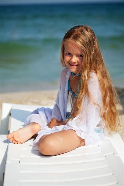 Mała Dziewczynka Na Plaży Zdjęcie Stock Obraz Złożonej Z Uśmiech