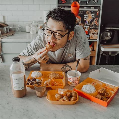 12 Rekomendasi Food Vlogger Yang Bikin Gagal Diet