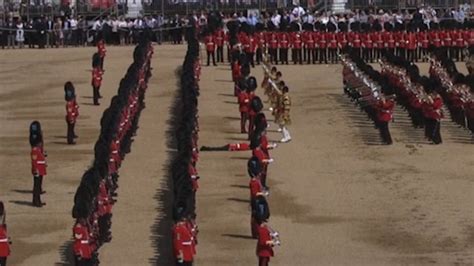 Queen Watches As 5 Guardsman Collapse At Trooping Of The Colour Metro