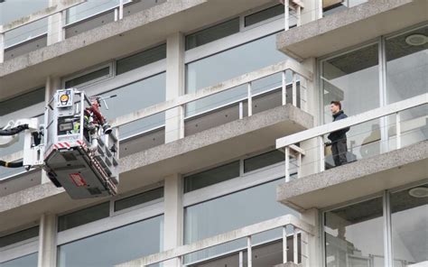 drie jongens van balkon oude kantoor belastingdienst  leeuwarden gehaald leeuwarder courant