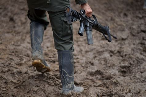 guerrilla fighting kills     colombia buzzfeeds