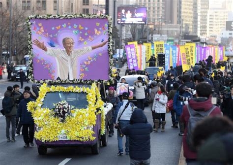 south koreans march with coffin in comfort women protest