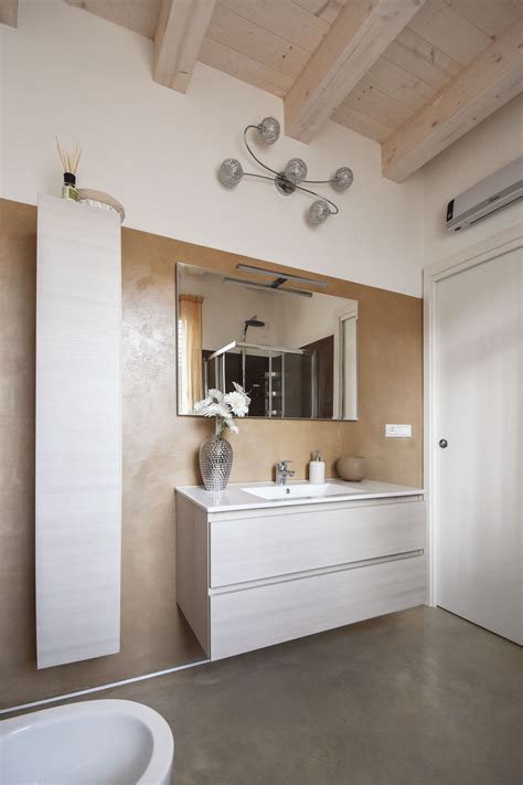 Rivestimenti in resina per piscine. Rivestimento bagno moderno per pavimenti e rivestimenti