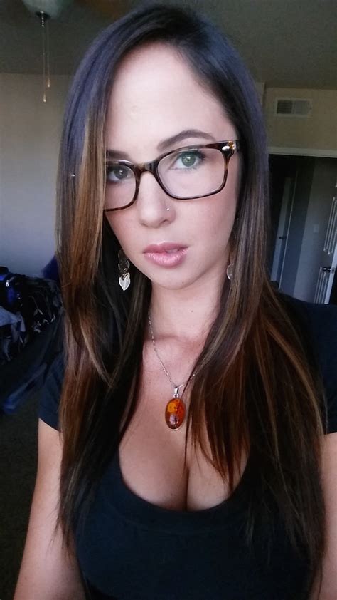 25 women who look absolutely gorgeous in glasses fooyoh entertainment