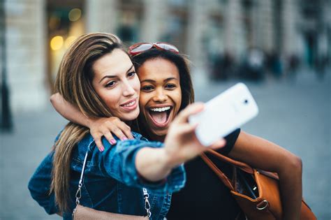 Ήρθε η νέα μόδα στις selfies για να βγαίνουν τέλειες thats life life as it is