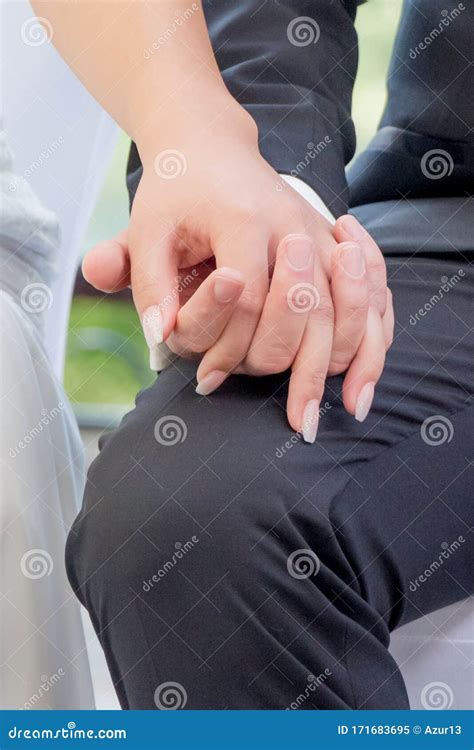 novia casera y pareja novio se toman de la mano en la ceremonia de