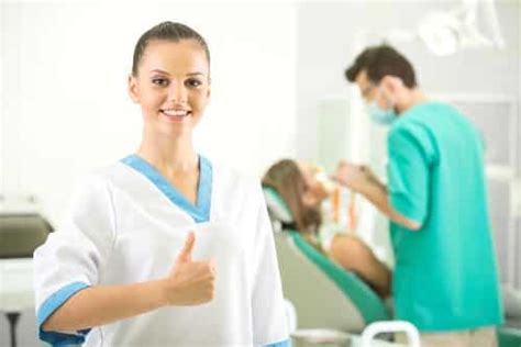 diventare assistente alla poltrona del dentista requisiti