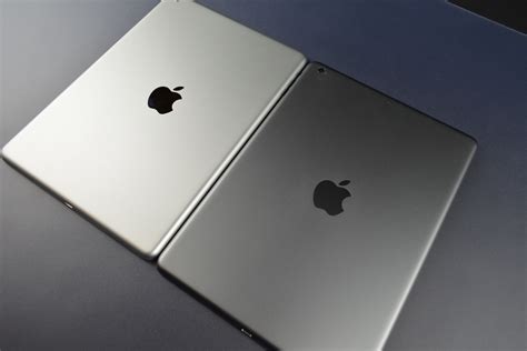 ipad    hands  pictures    space grey tablet news