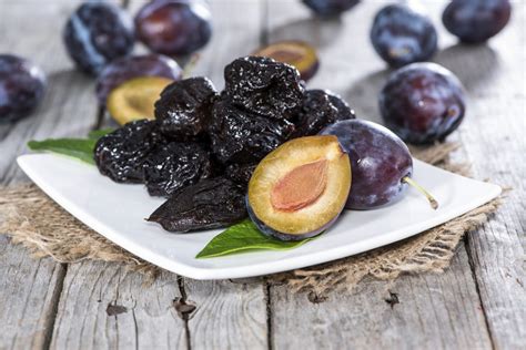 reduce  risk  colon cancer  eating dried plums