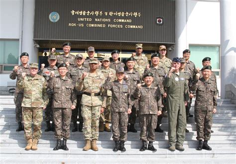 senior leaders   republic  korea   military pose