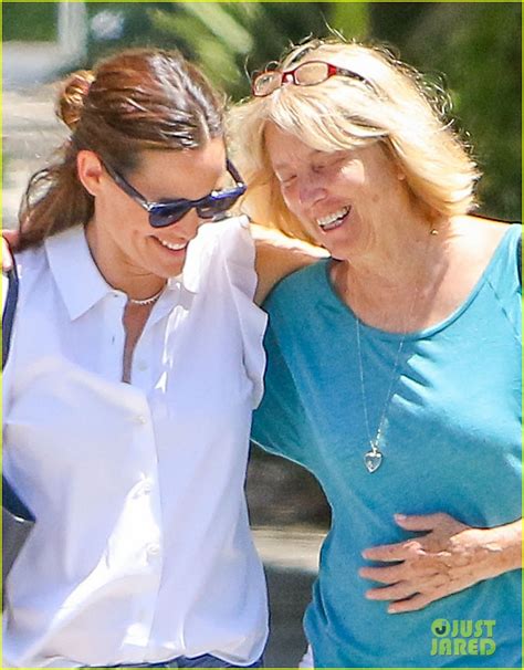 Jennifer Garner Walks Arm In Arm With Ben Affleck S Mom