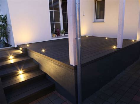 moderne terrasse mit beleuchtung wpc terrassendielen von planeo