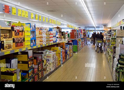 aldi discount supermarket moenchengladbach germany stock photo alamy