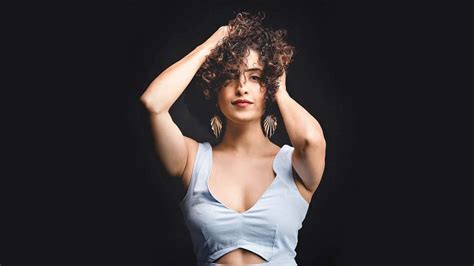 Dangal Actress Sanya Malhotra Bold Pictures And Wallpapers