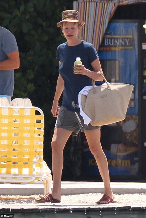 Uma Thurman Braless While Flaunting Her Slender Legs On Sunny Miami