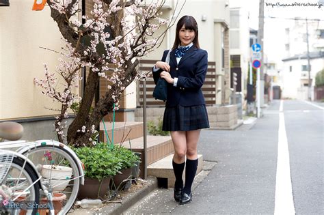 japanese schoolgirl peels off her white cotton underwear