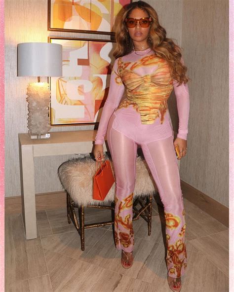beyonce knowles showed off a seductive look in pink style 7 photos