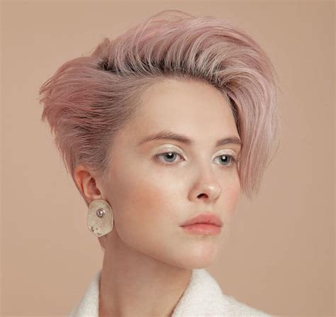 Corti · 3 acconciature perfette per gli abiti corti · 10 tagli di capelli corti per le donne con la pelle scura. Capelli tagli corti 2020. 5 nuovi tagli lisci e scalati - Donne Sul Web