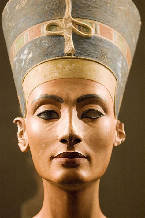 hidden chambers in tutankhamun s tomb may hold queen nefertiti daily star
