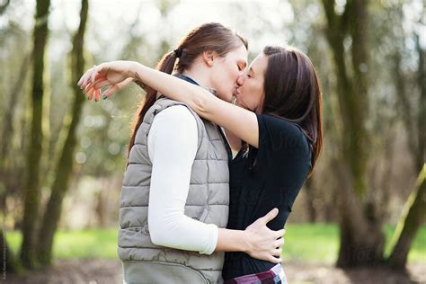 «attractive Young Lesbian Couple Kiss In The Park Del Colaborador De