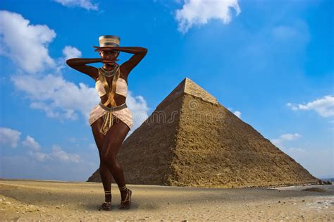 Dancing Nubian Princess Egypt Pyramid Stock Illustration