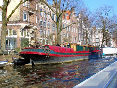 guided canal boat    historic city  amsterdam