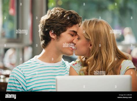 deutschland münchen paar küssen im café stockfotografie alamy