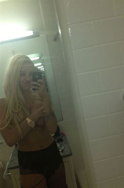 amanda bynes s sexiest and most revealing celebrity selfies and twitter pics of all time