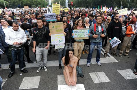 スペイン「怒れる者」運動、議事堂近くでトップレス抗議も 写真15枚 国際ニュース：afpbb News