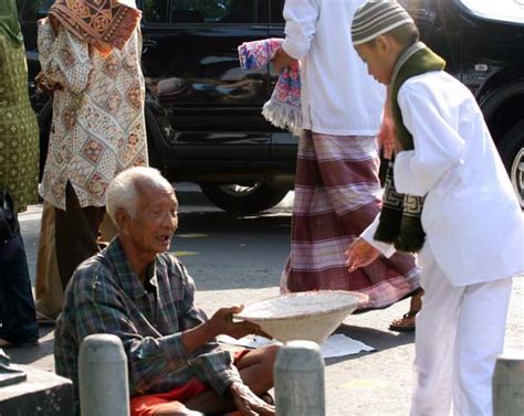 Cara Yang Baik Dan Benar Menolong Membantu Orang Miskin Fakir Tidak