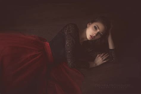 여자 빨간 드레스 갈색 머리 수분이 많은 입술 바닥에 모델 검은 눈 갈색 눈 옆에 누워 흐릿한 Hd 배경 화면