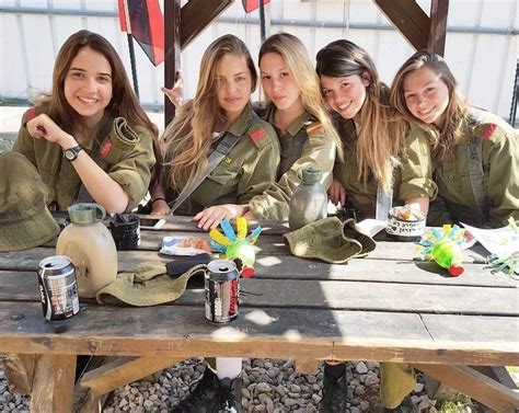 Israeli Army Women Soldiers 1080x861 R Militaryporn