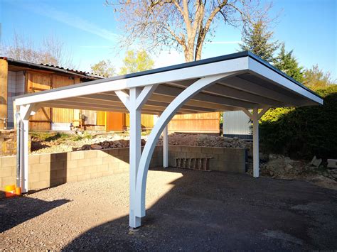 neuer carport mit photovoltaik auf dem dach commaik