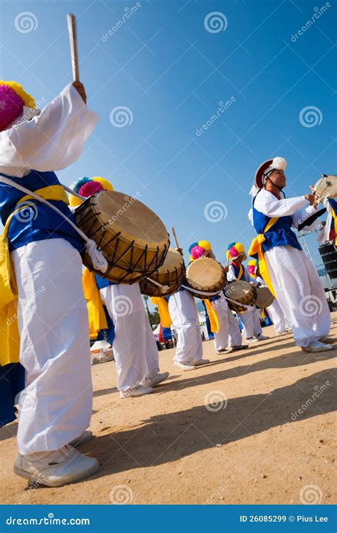 tamburi coreani tradizionali del gruppo  ballo  musica immagine stock editoriale immagine