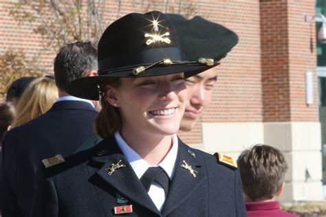 fort benning graduates  women armor officers article
