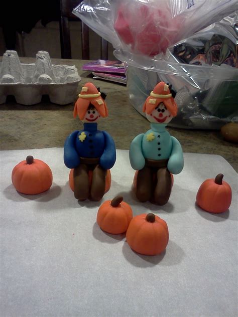 lindys bayside confections    fondant scarecrows
