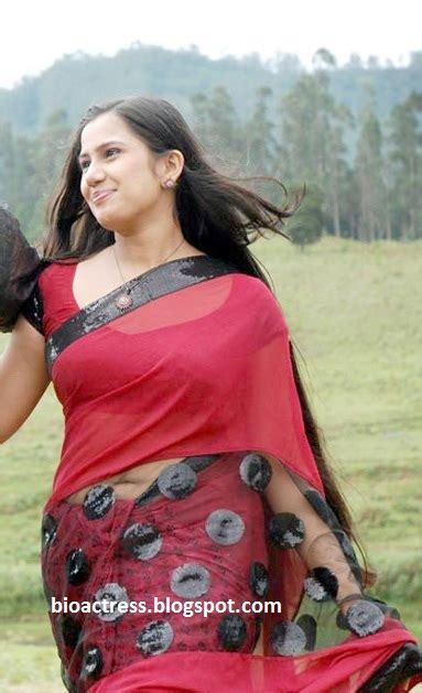 Malayalam Serial Actress Devika Nambiar Showing Navel