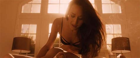 uma thurman nude and maggie q in lingerie lesbian scene from the con is on scandal planet