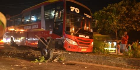 sopir mabuk bus angkut pemudik tabrak pembatas jalan