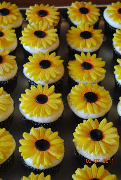 sunflower cupcakes sunflowers    fondant fondant cupcakes