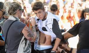 Justin Bieber Flashes His Abs At The Today Show Daily Mail Online