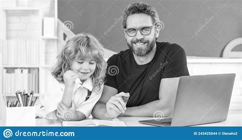 nauka tatusia i syna w klasie z laptopem w szkole online zdjęcie stock