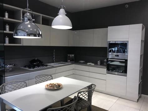 Il tortora è un colore neutro, il che si traduce nella possibilità di creare diversi abbinamenti vincenti. Cucina ad angolo in laccato lucido tortora Motus a prezzo ribassato