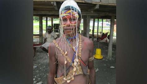 mengenal suku bauzi pemburu buaya  tepi sungai memberamo papua travel tempoco
