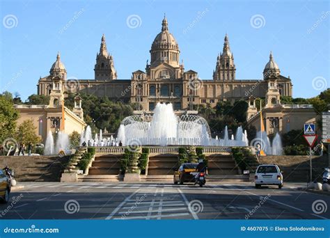 nationaal museum mnac en fontein  barcelona redactionele afbeelding image  europa kasteel