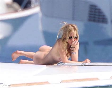 canadian singer songwriter avril lavigne nude on the boat