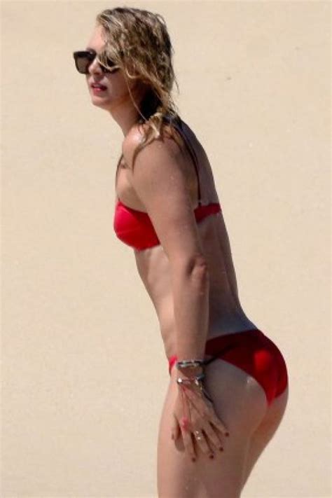 maria sharapova flaunts her bikini body in mexico