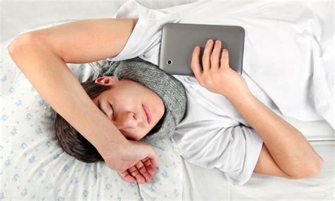 electronics disrupt teens sleep sciencealert